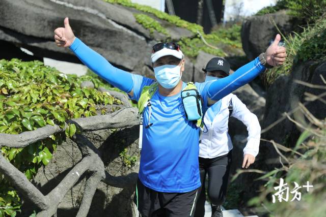 4月28日“深圳十峰”全民健身登山活動(dòng)啟動(dòng)儀式在鵬城第一峰梧桐山舉行。經(jīng)過近一個(gè)月的宣傳預(yù)熱，“深圳十峰”終于拉開序幕，正式亮相。