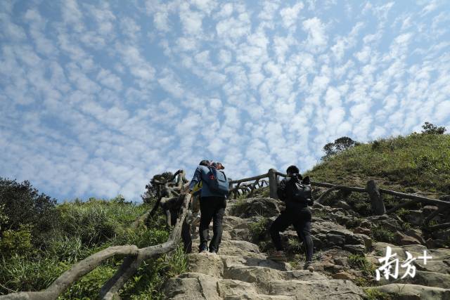 4月28日“深圳十峰”全民健身登山活動(dòng)啟動(dòng)儀式在鵬城第一峰梧桐山舉行。經(jīng)過近一個(gè)月的宣傳預(yù)熱，“深圳十峰”終于拉開序幕，正式亮相。