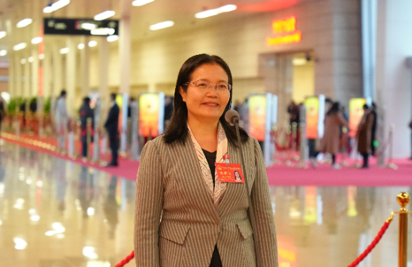 省人大代表、肇慶中學(xué)黨委書記陳淑玲：構(gòu)建“家校社醫(yī)” 青少年心理支持網(wǎng)絡(luò)