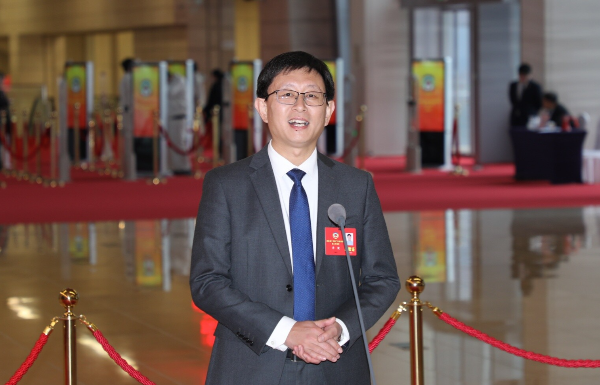 省政協(xié)委員、中山大學(xué)附屬第一醫(yī)院耳鼻咽喉科副主任李?。鹤屄稜I經(jīng)濟從“網(wǎng)紅”變“長紅”
