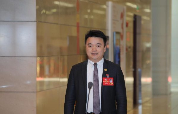 省政協(xié)委員、中山大學(xué)中山眼科中心主任林浩添：守護(hù)孩子們的“睛”彩“視”界